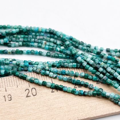 Хризоколла бусины, куб, размер около 1,8-2,1 мм, цена за нить 38 см