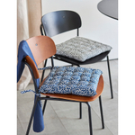 Подушка на стул из хлопка серого цвета с принтом Спелая Смородина из коллекции scandinavian touch, 35х35 см