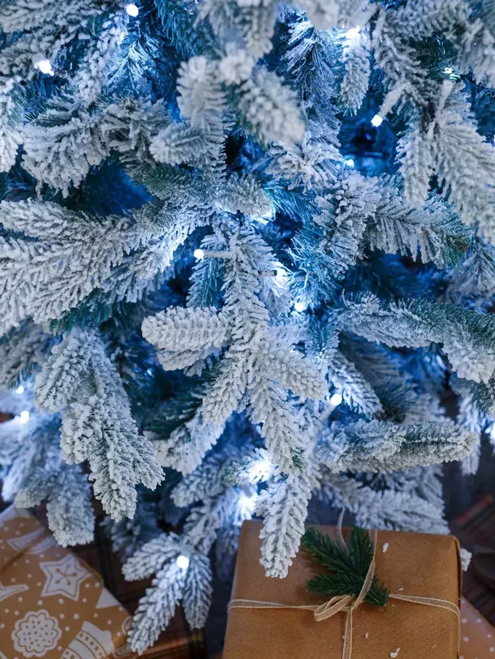 Заснеженная ель с гирляндой «Россо» холодный свет (Литая+пвх) от 1.2 до 2.4 м