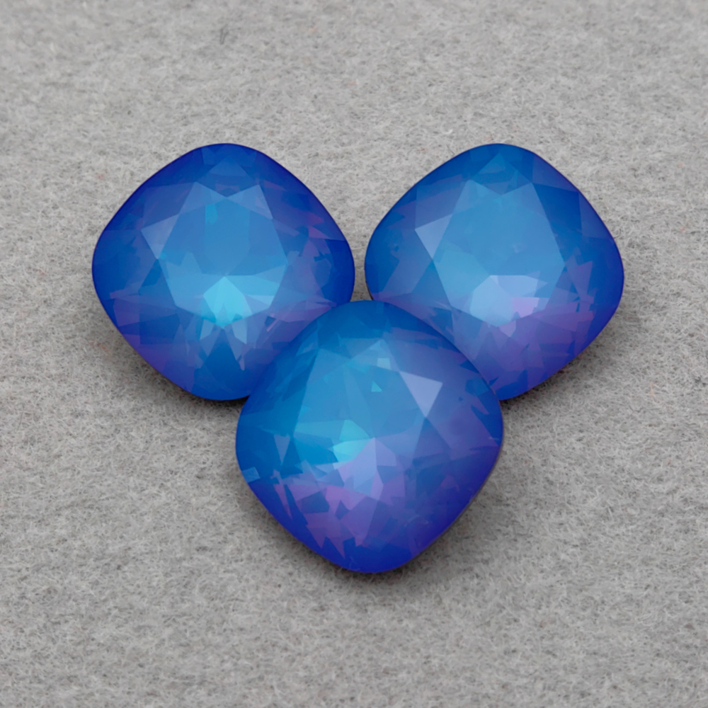 Swarovski 4470 Cushion Square FS, White Opal Heliotrope F