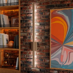 Линейный светильник из дерева на кирпичной стене в лофт-интерьере