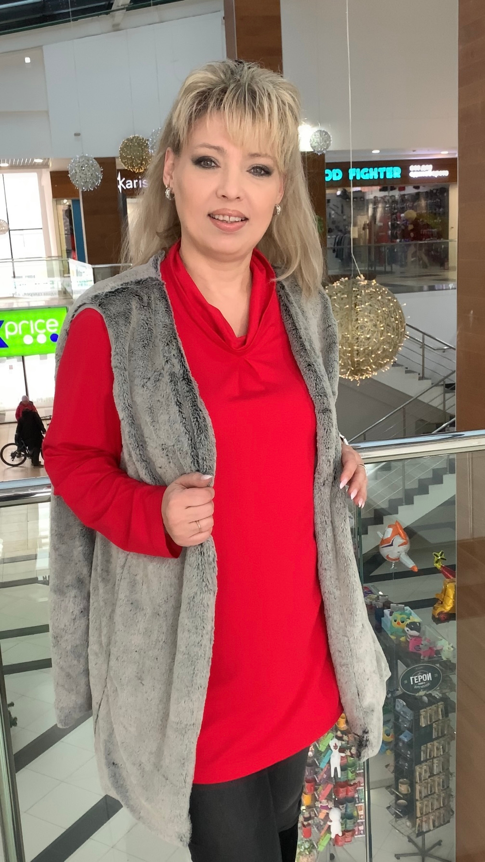 Удлиненный жилет из светлого искусственного меха