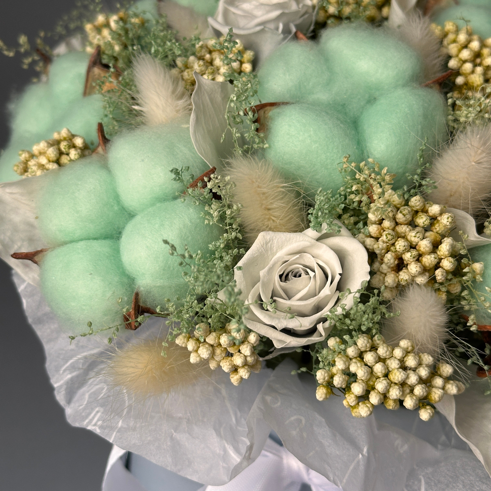 «Тиффани» - композиция из стабилизированных цветов и сухоцветов