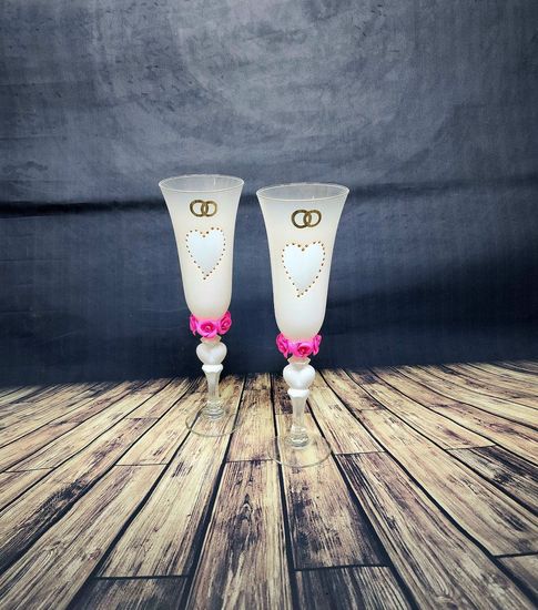 Свадебные бокалы , белые с сердцем и цветочками на ножке