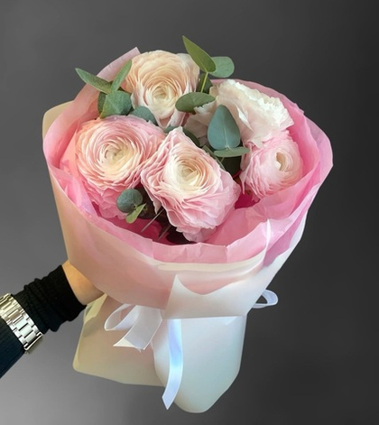 5 ранункулюсов в стильной упаковке