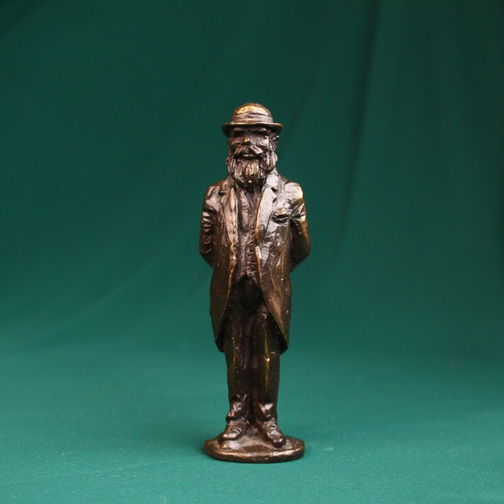 Коллекционная миниатюра «Мужчина в стильном костюме»