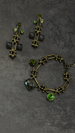 Серьги крупные геометрия с кристаллами серого, зеленого, желтого и оттенка хаки, оттенок бронза