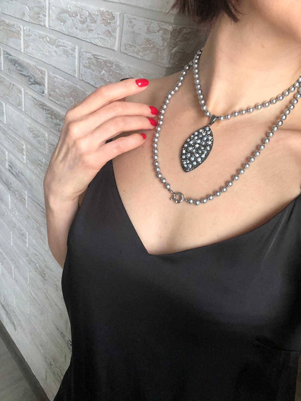 Кулон капля на коже с барочным жемчугом и кристаллами на бусах из серого жемчуга Майорка, Италия