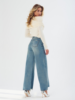 Женский молочный джемпер с воротом труба