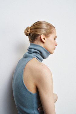 ZARA ТОП С ВЫСОКИМ ВОРОТНИКОМ БЕЗ РУКАВОВ, ГОЛУБОЙ