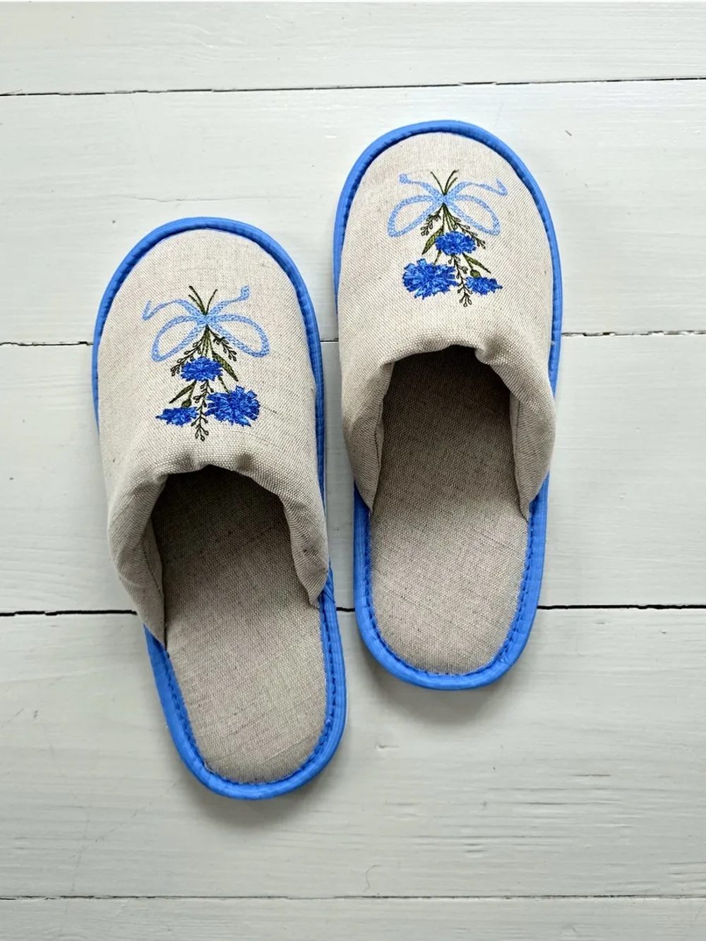 Льняные тапочки с вышивкой Васильки