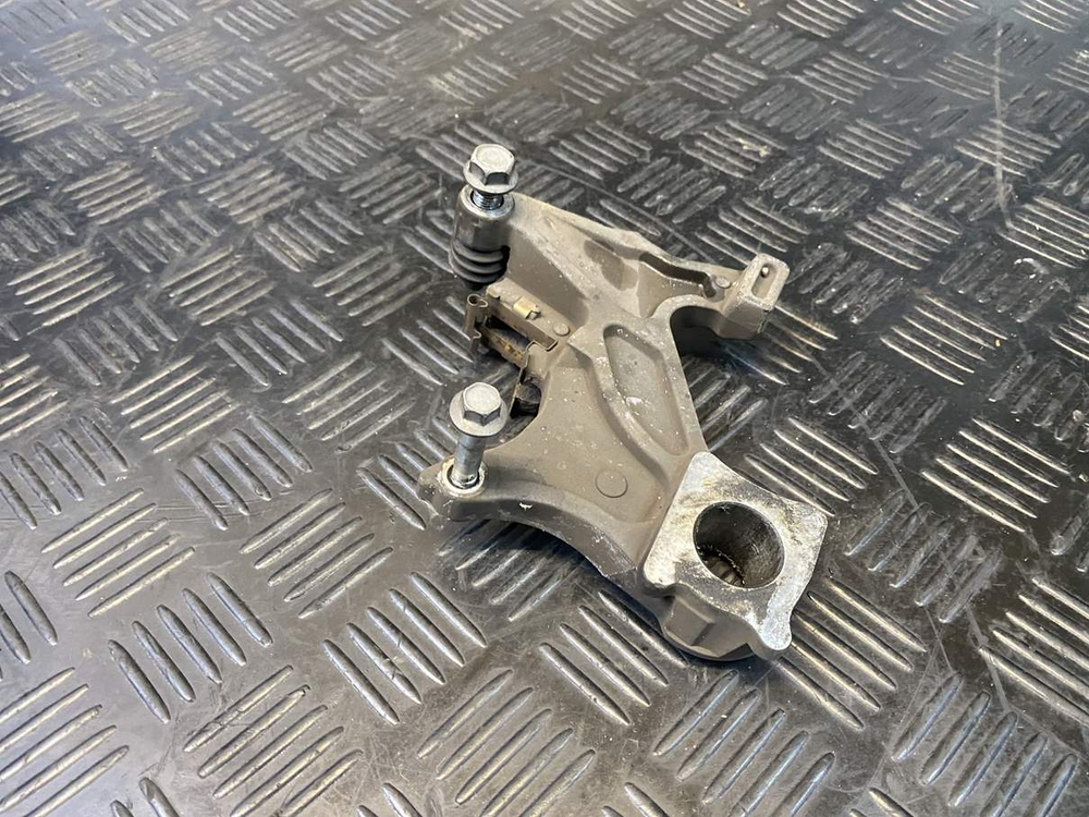 Кронштейн заднего суппорта Suzuki GSR400 (GK7DA)