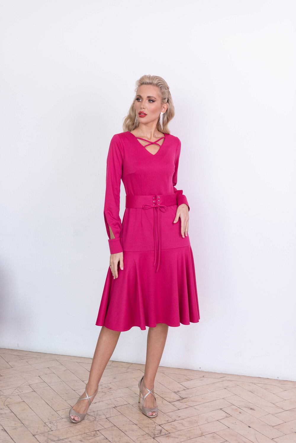 Платье-футляр с воланом в цвете фуксия из вискозы
