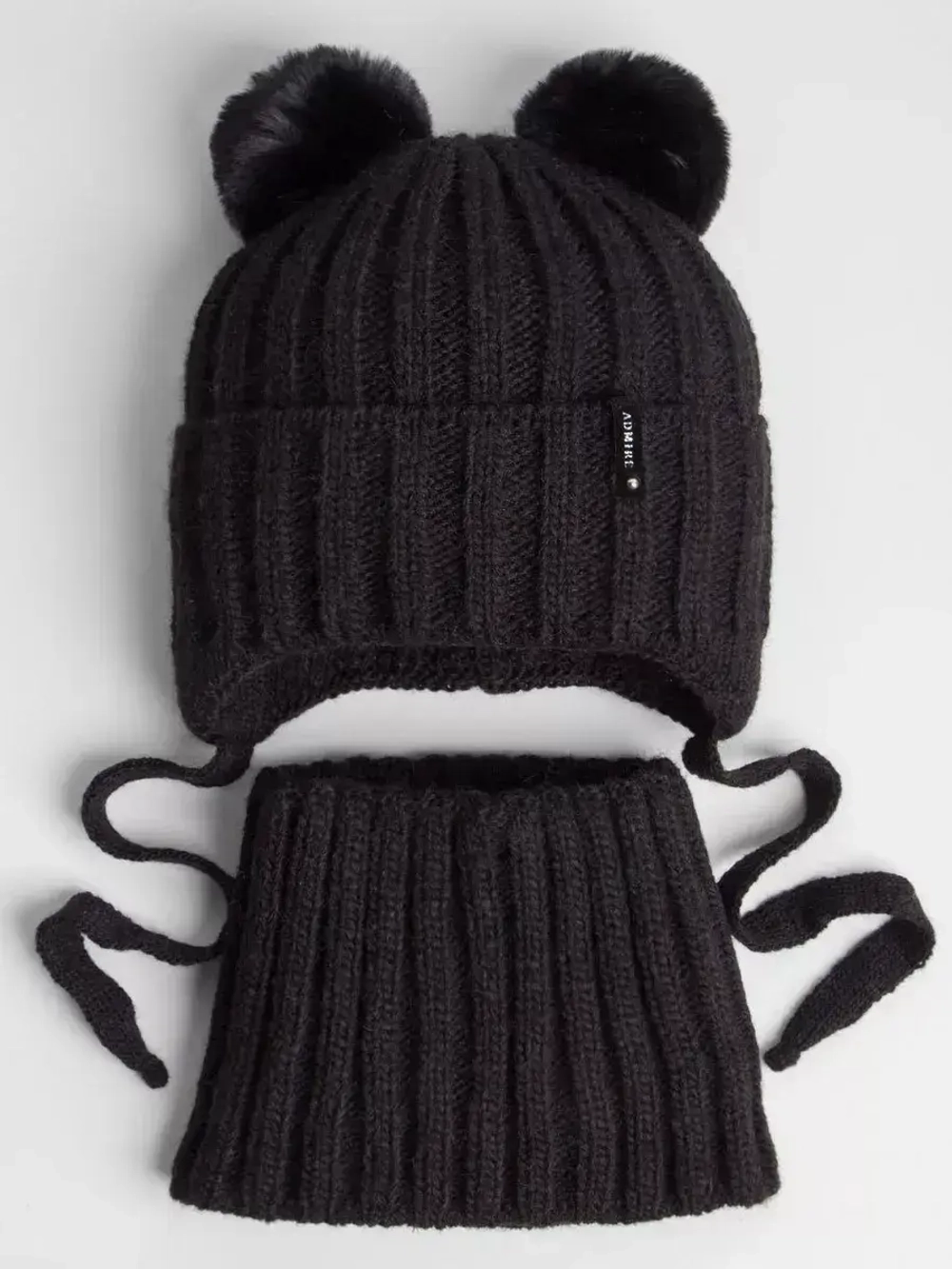Шапка детская вязаная с помпонами и снуд
