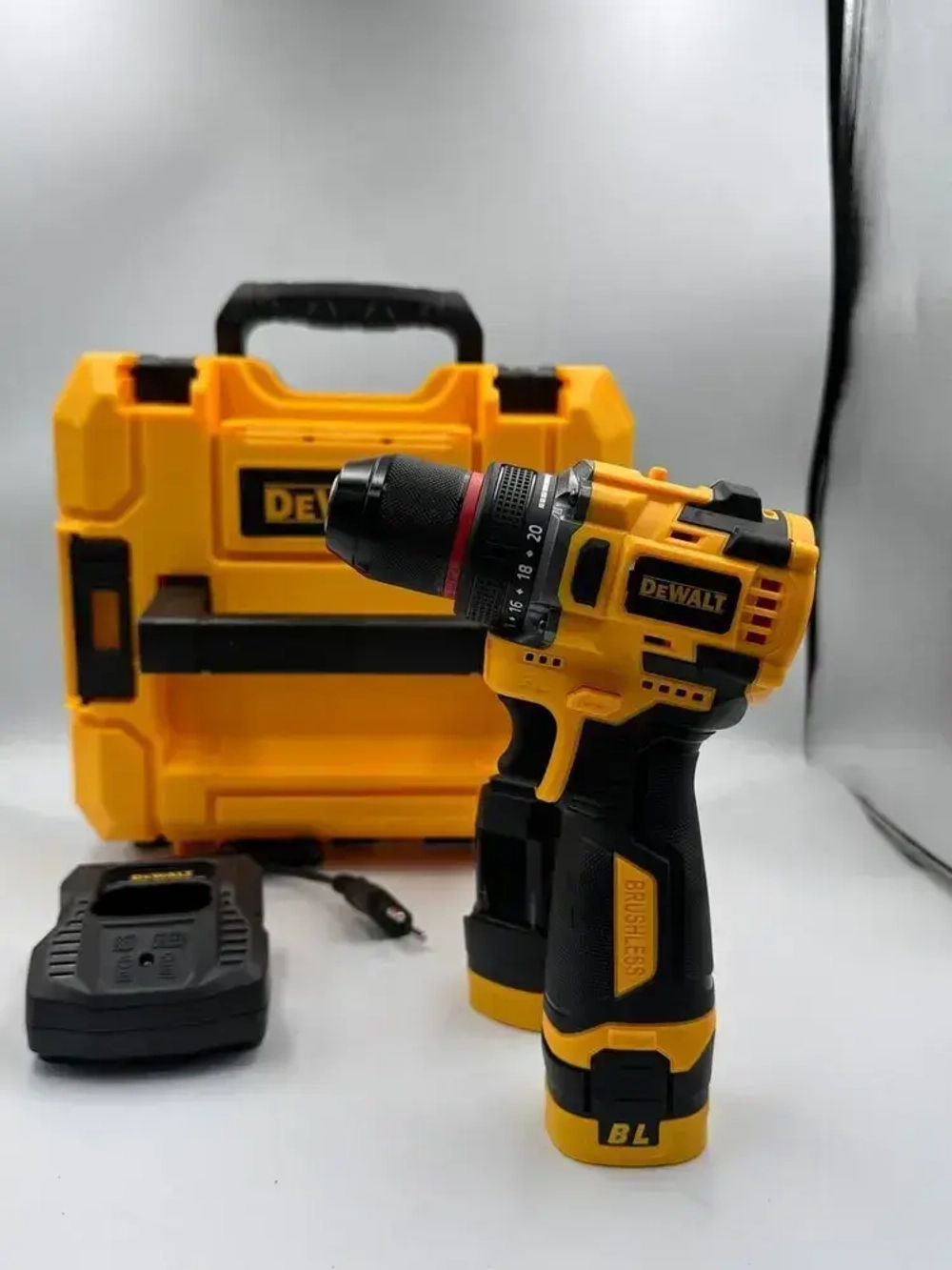 DeWalt Шуруповерт, 18 В, 40 Нм, 2 АКБ