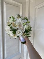 Свадебный букет из лизиантуса, альстромерии, зелени, кустовых пионовидных и одноголовых роз