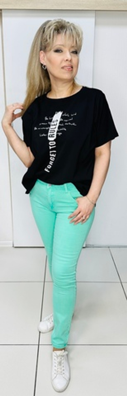 Черная блузон-футболка с пайетками и вертикальной надписью