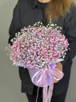 Воздушная композиция с гипсофилой в лавандовой шляпной коробке с тишью