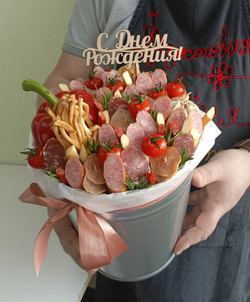 Мужской букет из колбас и сыров