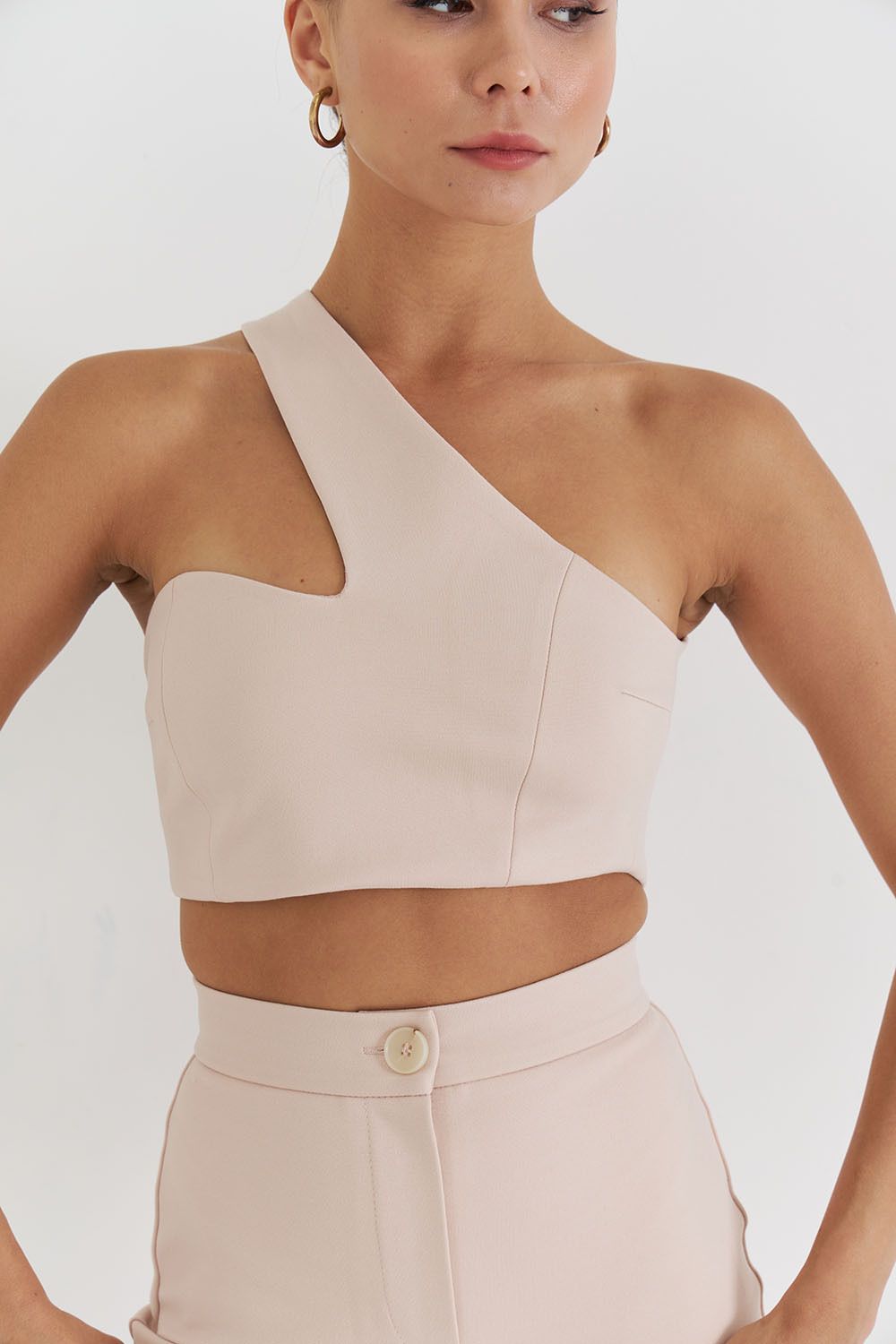 Асимметричный топ из джерси бежевого цвета