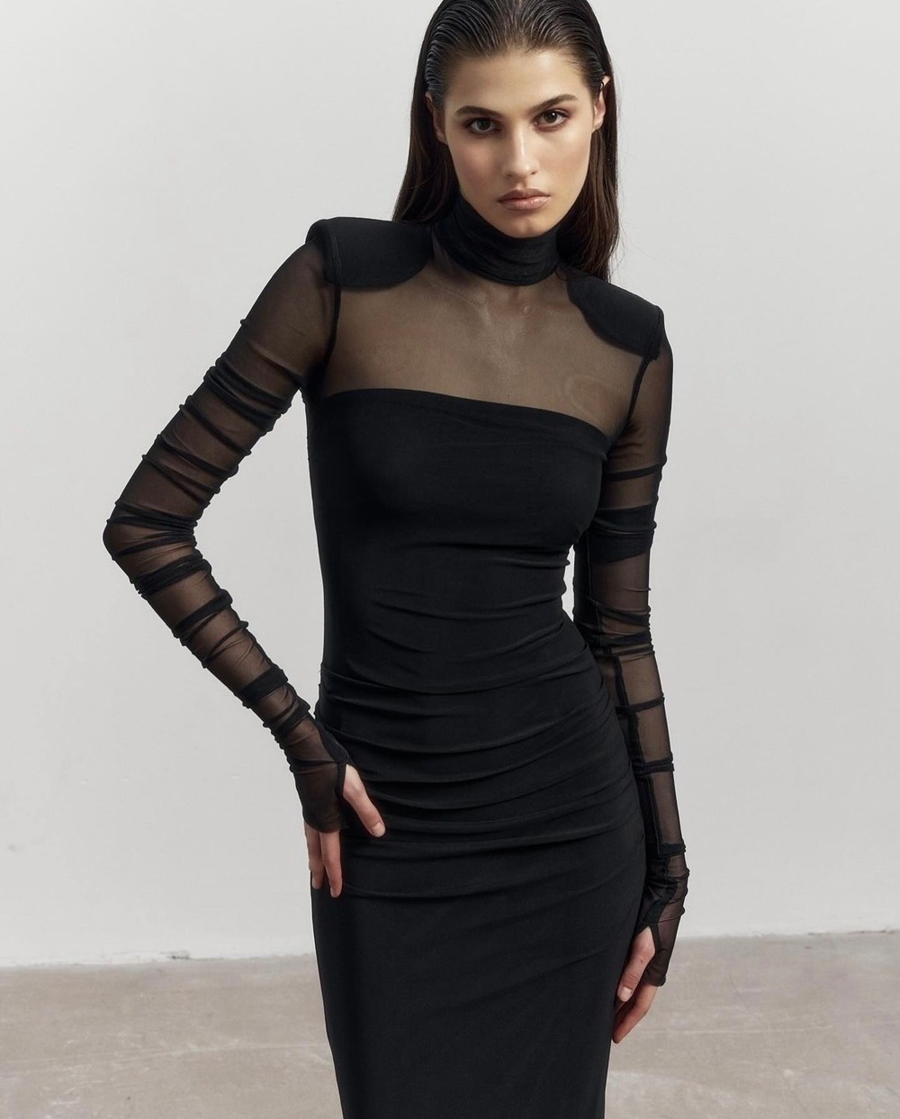 Платье макси из сетки с подплечниками