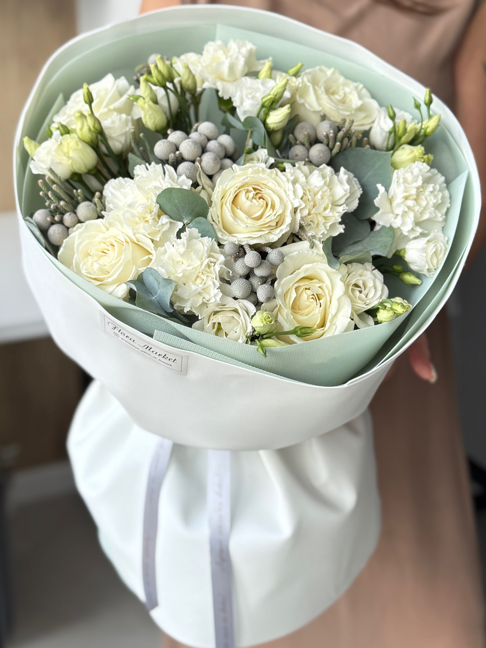 Элегантное сочетание белой гаммы сезонных цветов и зелени в утонченном букете от Флора Маркет