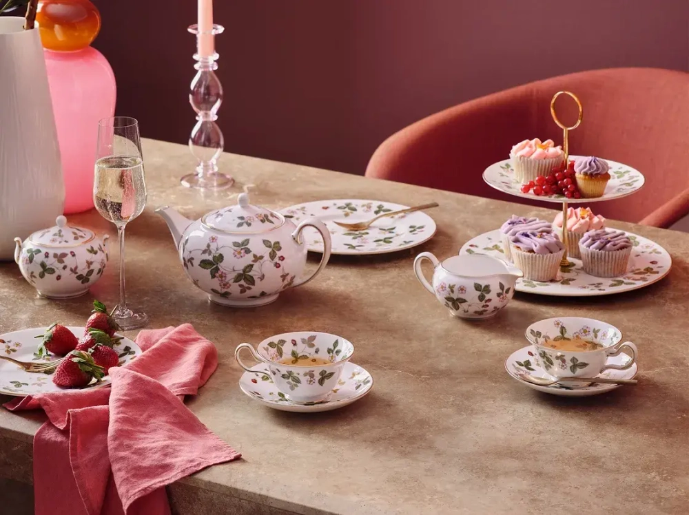Wedgwood Блюдо с дикой клубникой 27 см