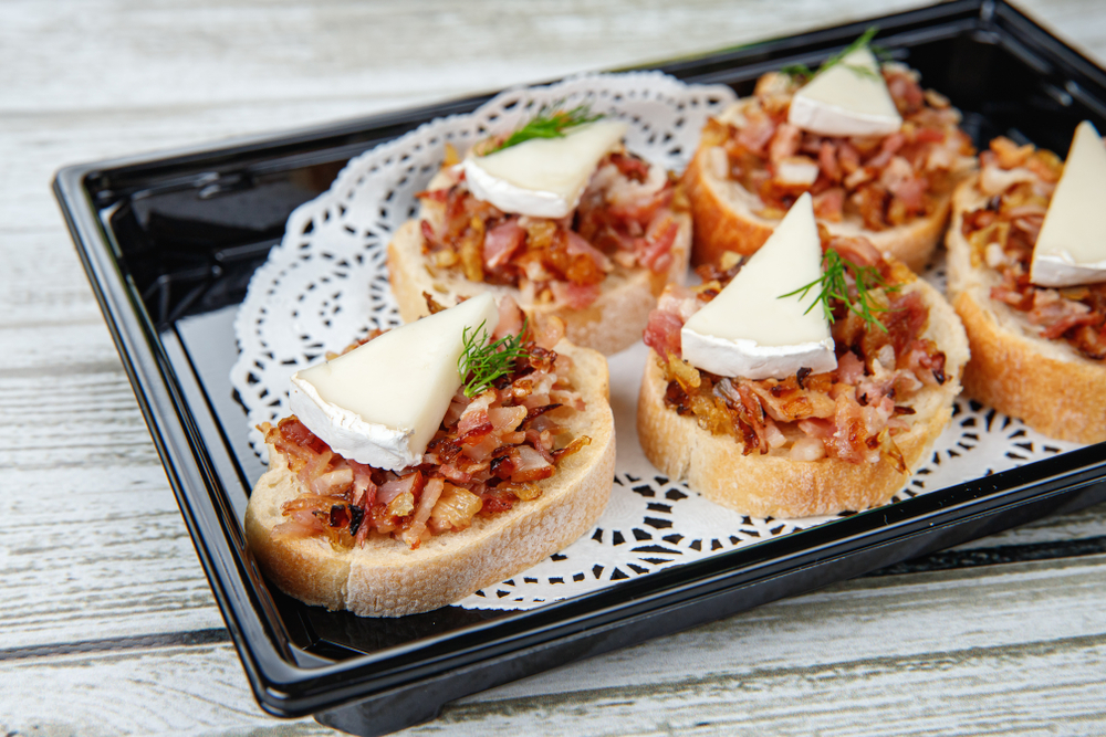 Брускетта с беконом и козьим сыром