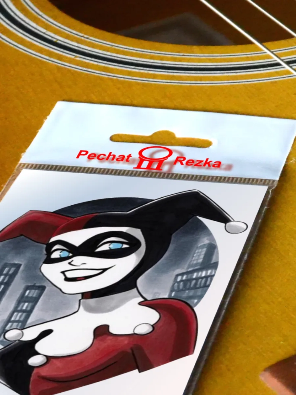 Стикер - Сумасшедшая девушка шут