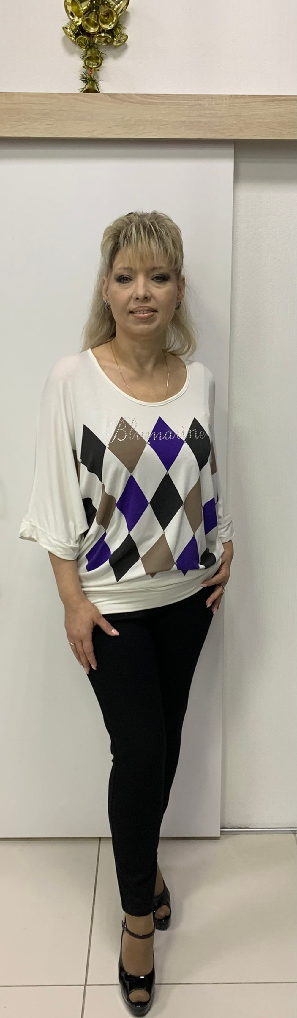 Белый джемпер с цветными ромбами