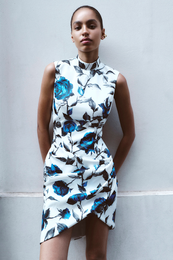 Платье мини драпированное из атласа с принтом со шлейфом и открытой спиной