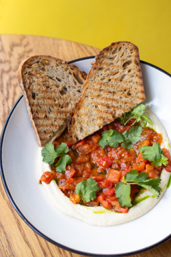 ХУМУС С ПЕЧЁНЫМИ ПЕРЦАМИ И ТОМАТАМИ С БЕЗДРОЖЖЕВЫМ ХЛЕБОМ