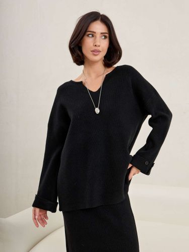 Черный трикотажный костюм с юбкой