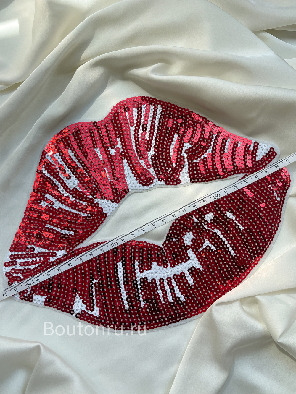 Нашивка в пайетках "Губы" красная с белым 20х27 см