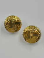 «Жемчужные» клипсы Chanel с лого