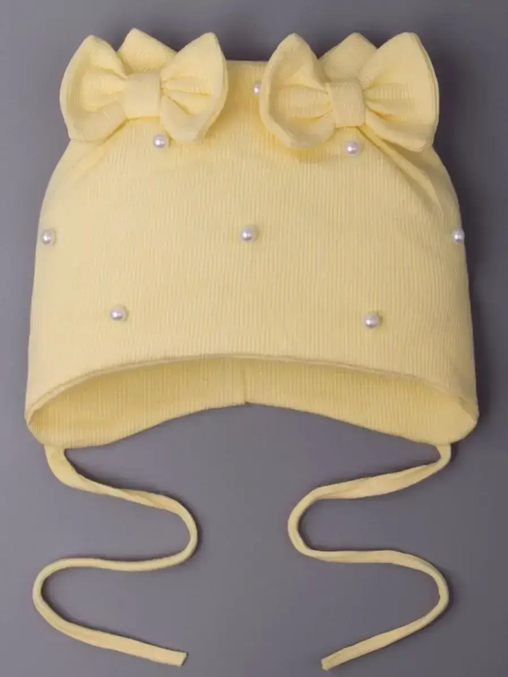 Шапка для девочки осенняя на завязках с бусинами