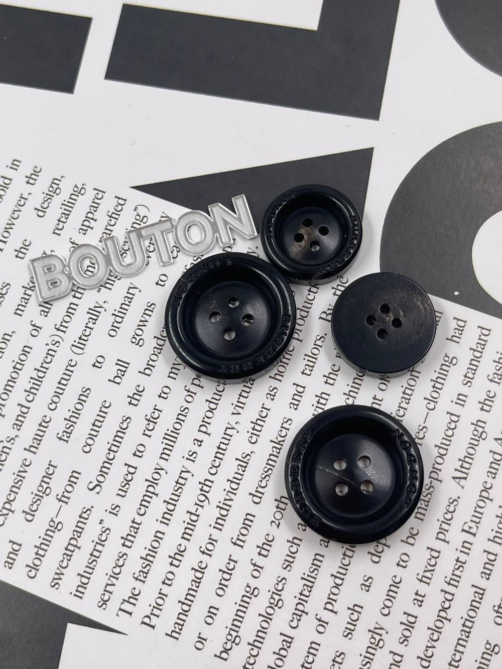 Пуговицы Барб. черные с прожилками и высокими бортиками