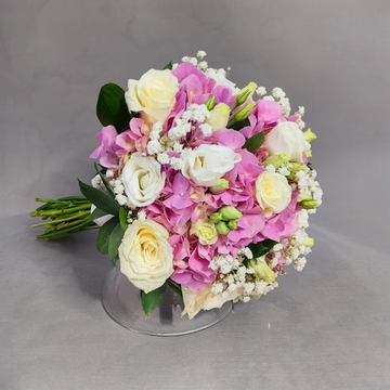 Букет невесты с бутоньеркой с гортензией и белыми розами