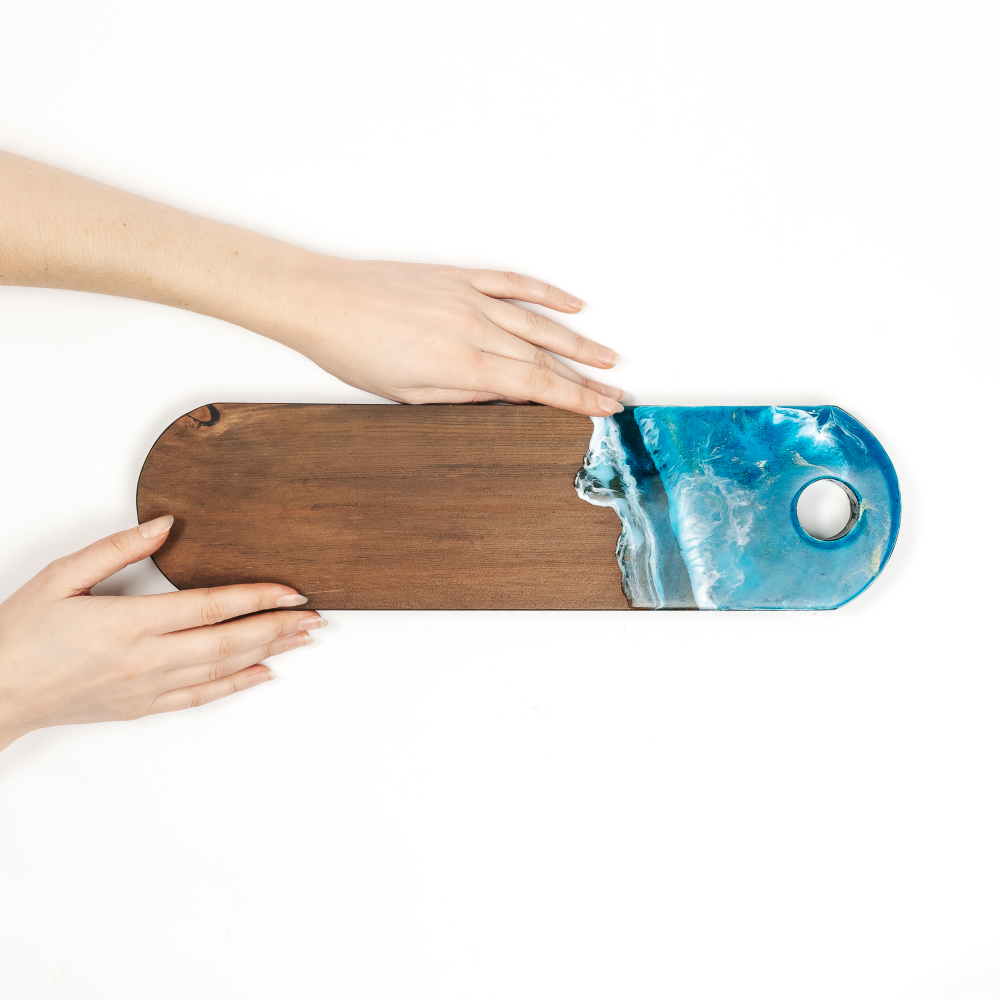 Доска разделочная из древесины сибирского кедра с эпоксидной смолой. RD82