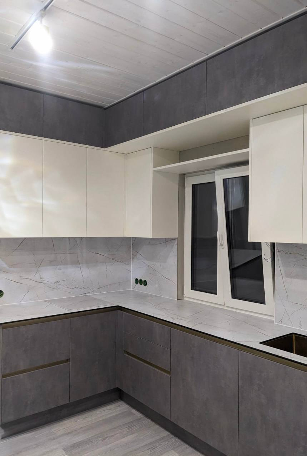 Угловая кухня с фасадами из МДФ в пленке и алюминиевым профилем Gola