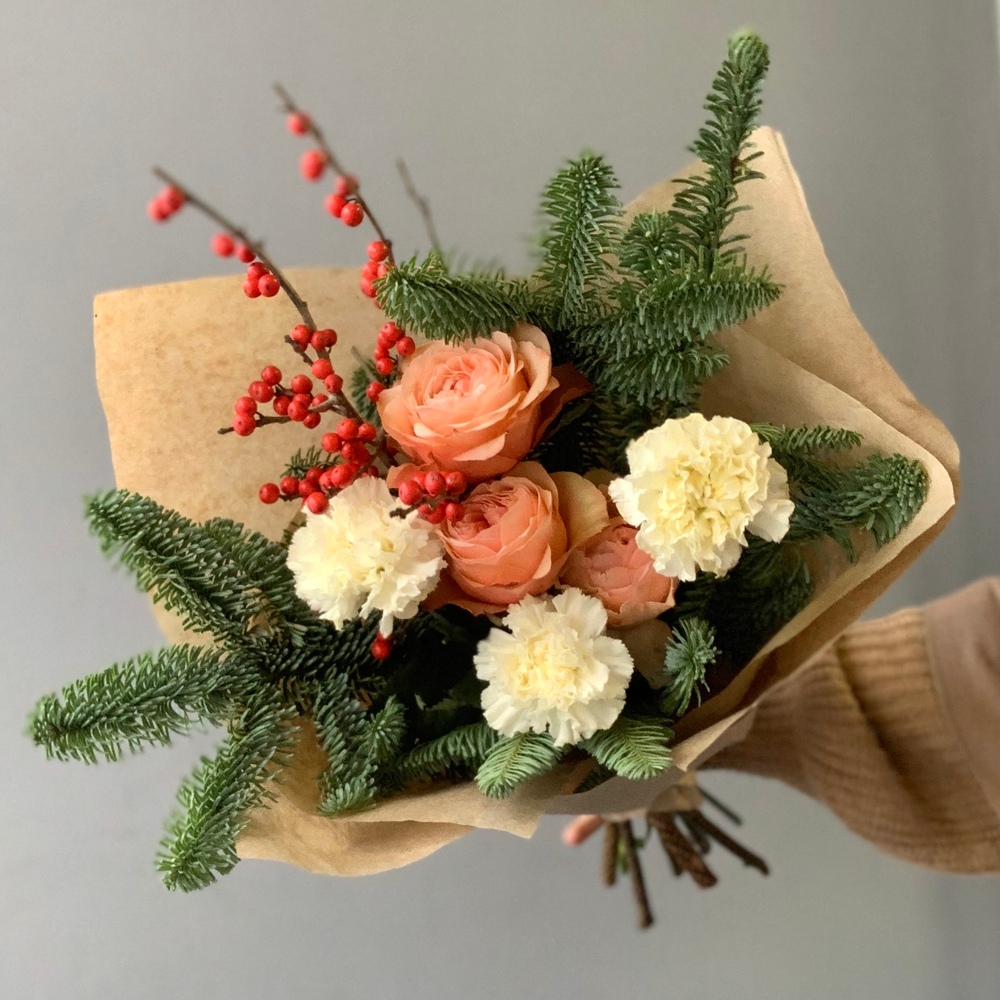 Букет с нобилисом, пионовидными розами «Кахала» и гвоздикой 1053