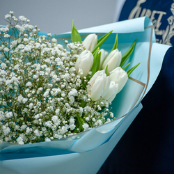Букет с гипсофилой и тюльпанами в голубом оформлении
