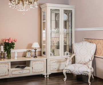 Шкаф-витрина ПАТРИСИЯ  2-х створчатая корень крем глянец