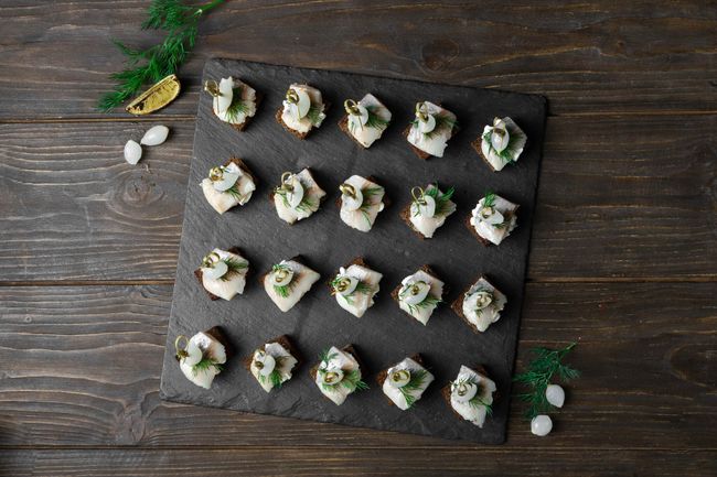 Канапе с сельдью и сливочным сыром, 20 шт.