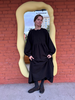 Платье оверсайз "жабо без жабо" с длинным рукавом из крапивы черного цвета