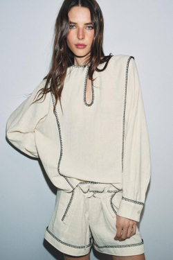 ZARA РУБАШКА В ДЕРЕВЕНСКОМ СТИЛЕ С ДЕКОРАТИВНОЙ СТРОЧКОЙ — ZW COLLECTION, ЭКРЮ