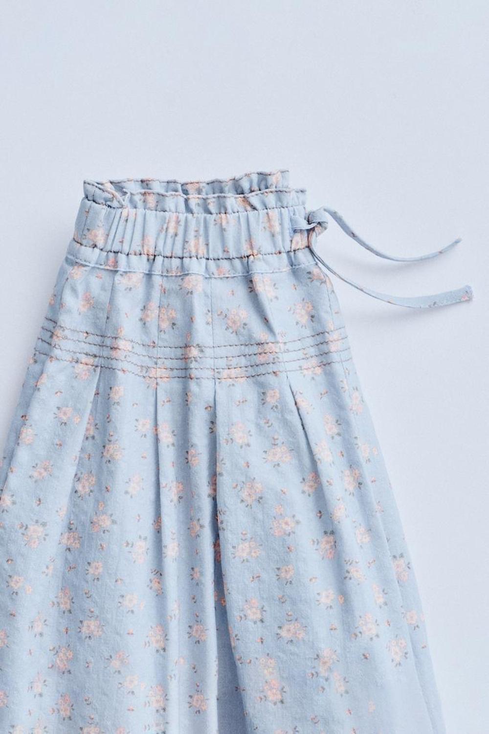 ZARA TIMELESZ - БРЮКИ С ЦВЕТОЧНЫМ ПРИНТОМ, ГОЛУБОЙ