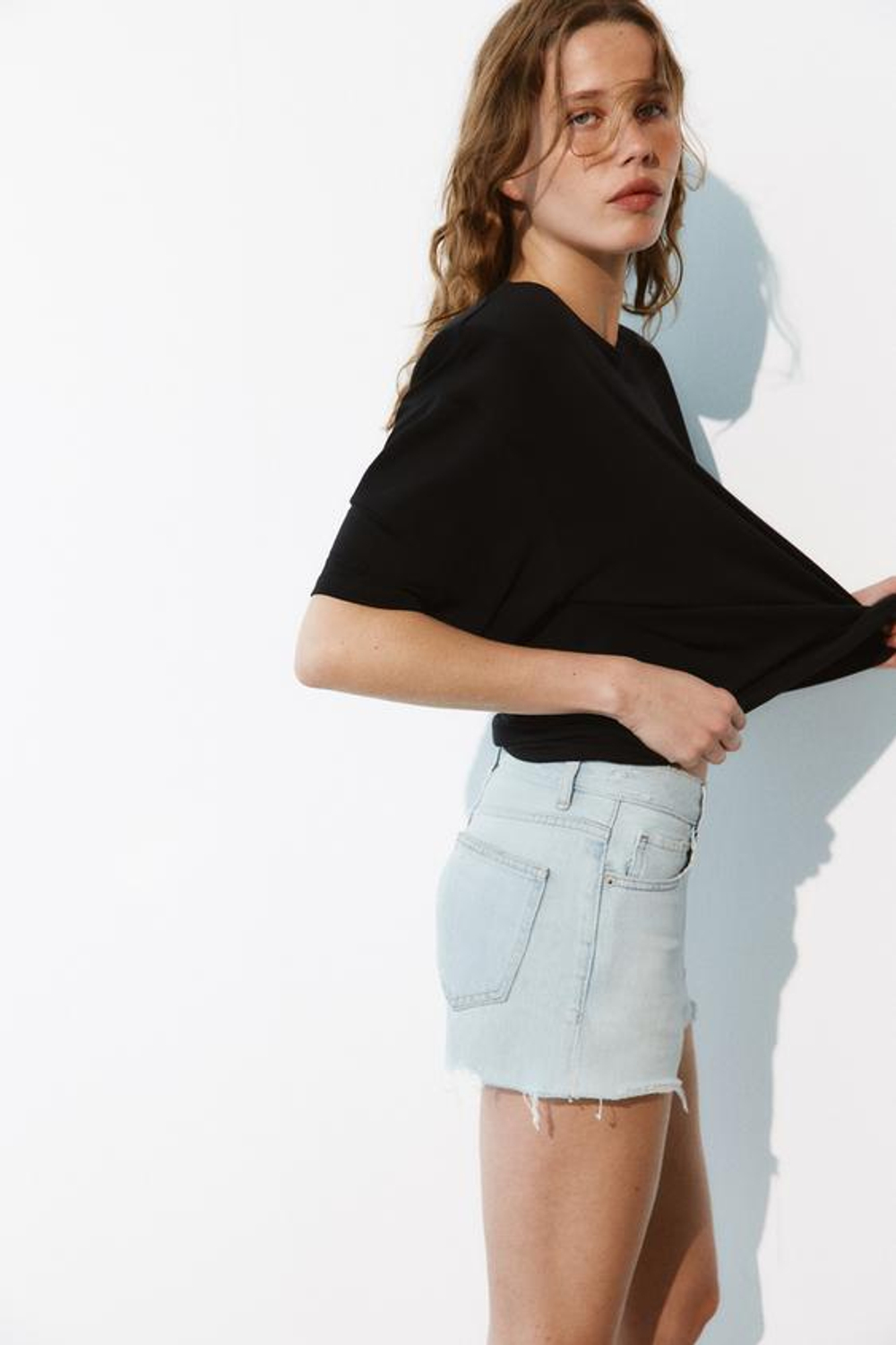 ZARA ДЖИНСОВЫЕ ШОРТЫ TRF СО СРЕДНЕЙ ПОСАДКОЙ И РАЗРЕЗАМИ, ГОЛУБОЙ