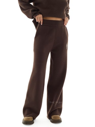 Шоколадный костюм с вышивкой и воротом-поло