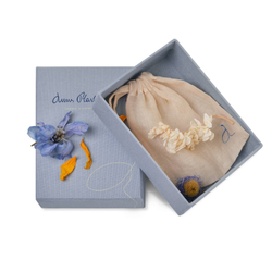 браслет из изумрудов с золотым мятым листом с красной кистью